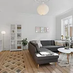 Center W/ Large Private Balcony Appartamento Aalborg