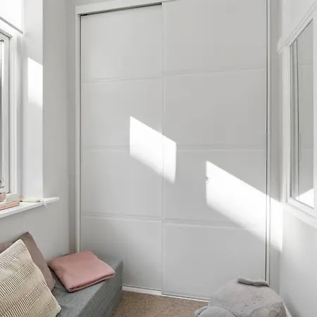 Center W/ Large Private Balcony Apartment *