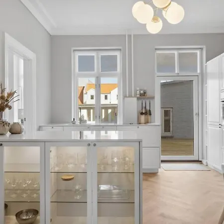 Center W/ Large Private Balcony Apartment *