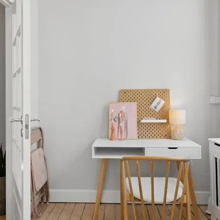 Center W/ Large Private Balcony Apartment