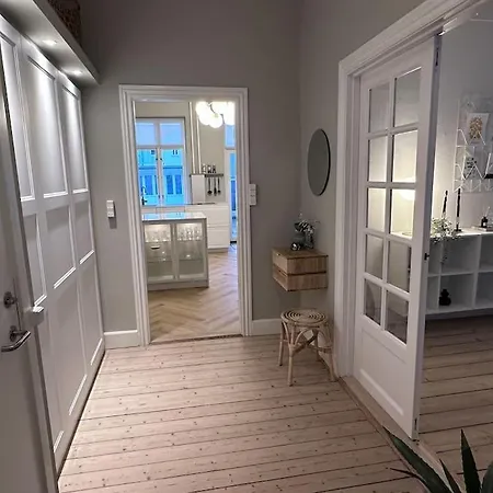 Center W/ Large Private Balcony Apartment *